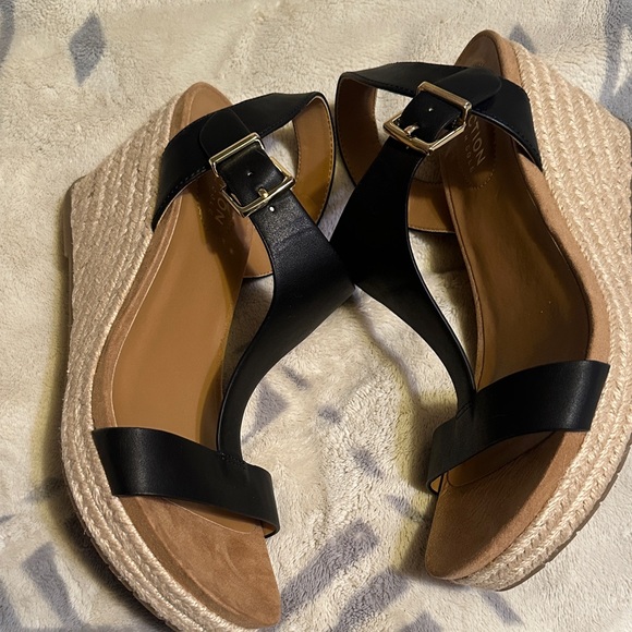 Kenneth Cole Reaction Black and Tan Wedge Sandals - Picture 2 of 10